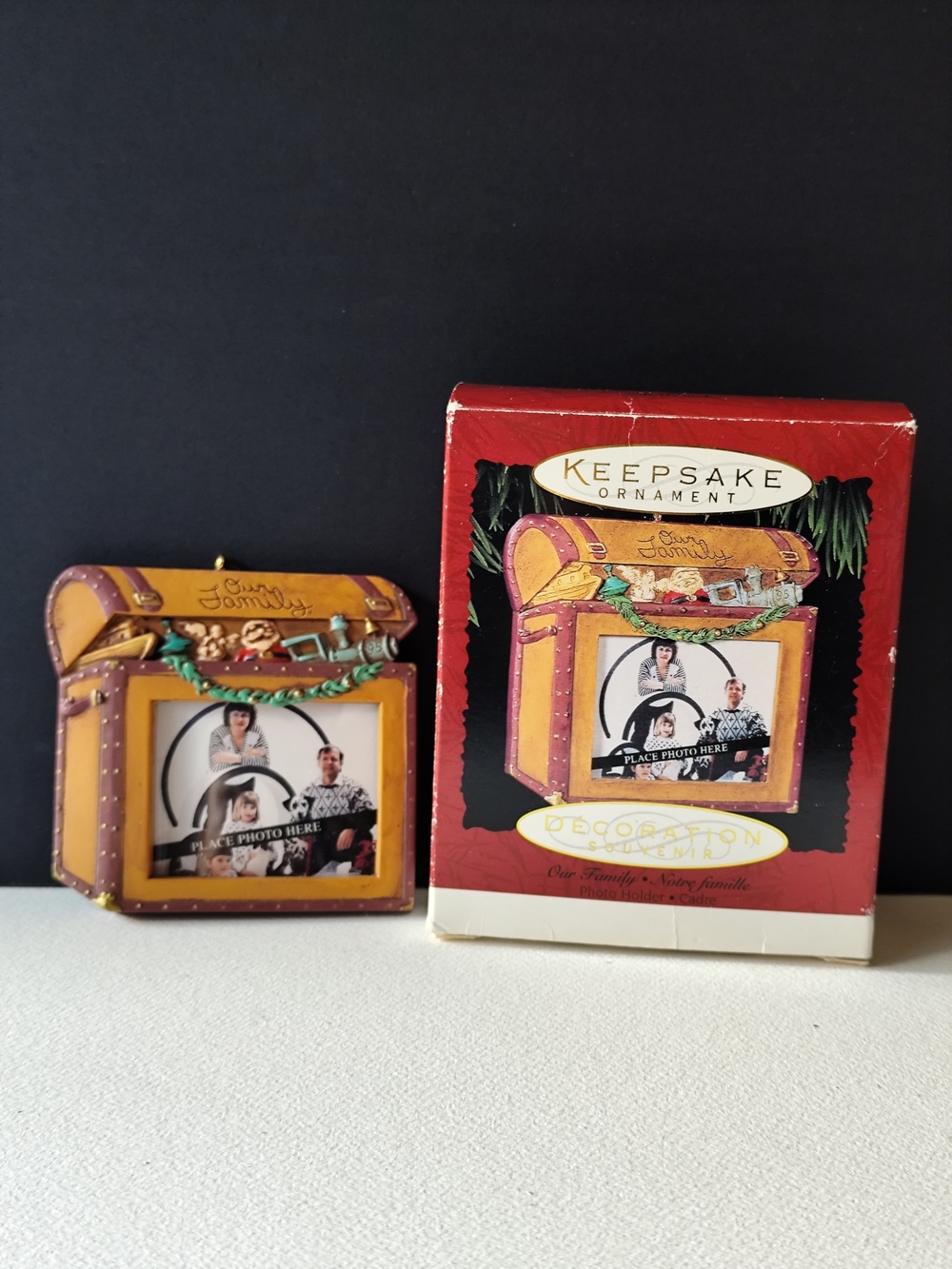 3/$25💙VTG Hallmark Keepsake Ornament Our Family Photo Ornament Chest 1995